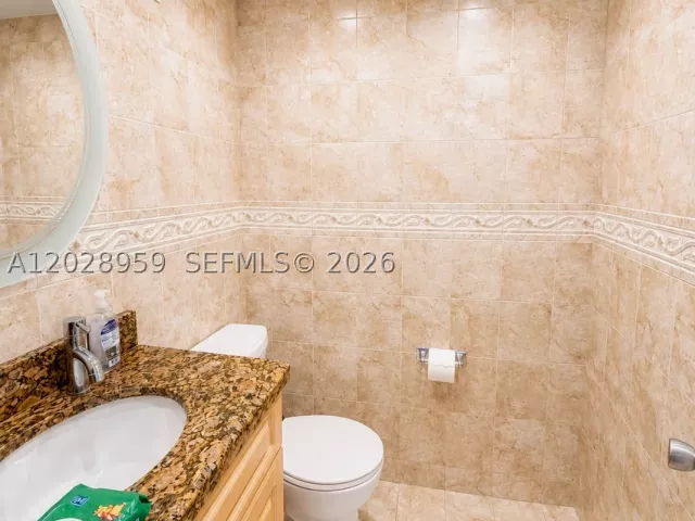 2-bedroom condo for rent in Miami Beach - 5005 Collins Ave 616 - MondialRealty