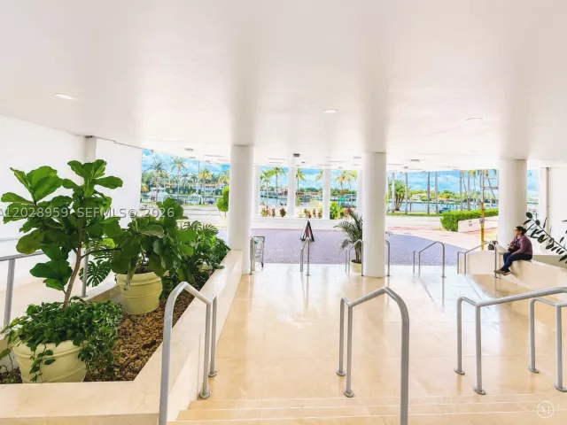 2-bedroom condo for rent in Miami Beach - 5005 Collins Ave 616 - MondialRealty