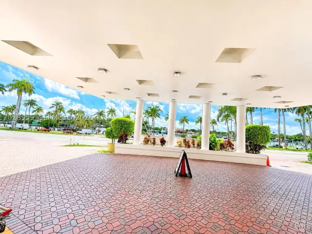2-bedroom condo for rent in Miami Beach - 5005 Collins Ave 616 - MondialRealty