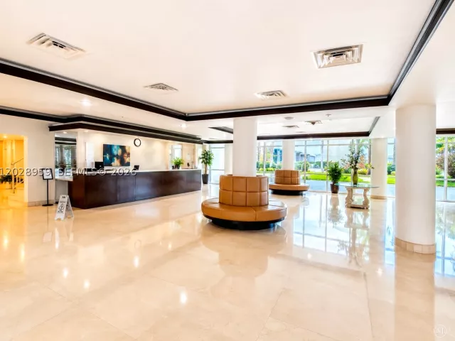2-bedroom condo for rent in Miami Beach - 5005 Collins Ave 616 - MondialRealty