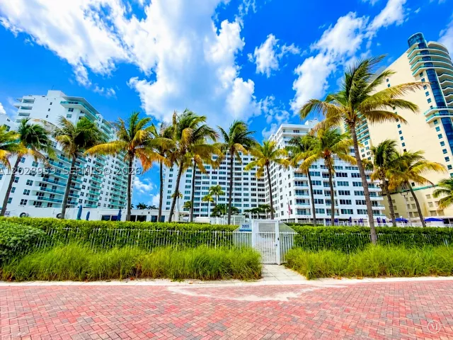 2-bedroom condo for rent in Miami Beach - 5005 Collins Ave 616 - MondialRealty