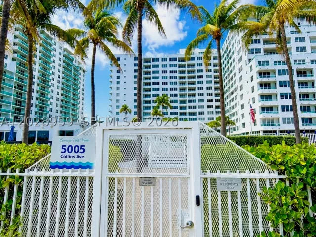 2-bedroom condo for rent in Miami Beach - 5005 Collins Ave 616 - MondialRealty