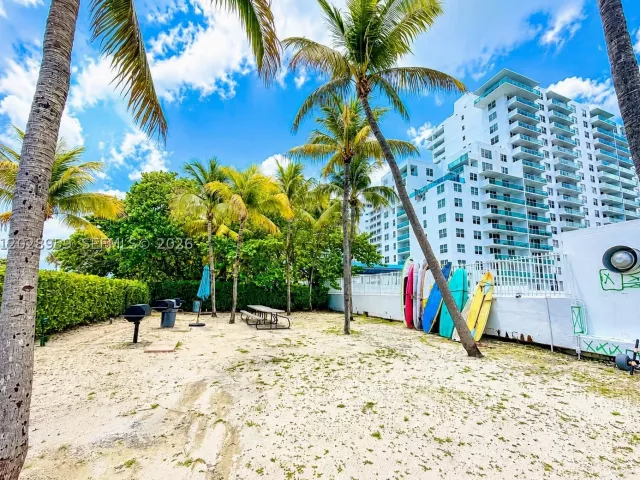 2-bedroom condo for rent in Miami Beach - 5005 Collins Ave 616 - MondialRealty