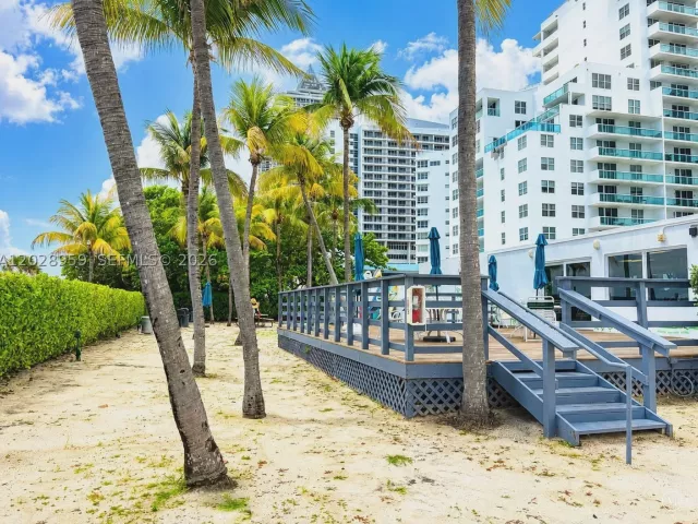 2-bedroom condo for rent in Miami Beach - 5005 Collins Ave 616 - MondialRealty