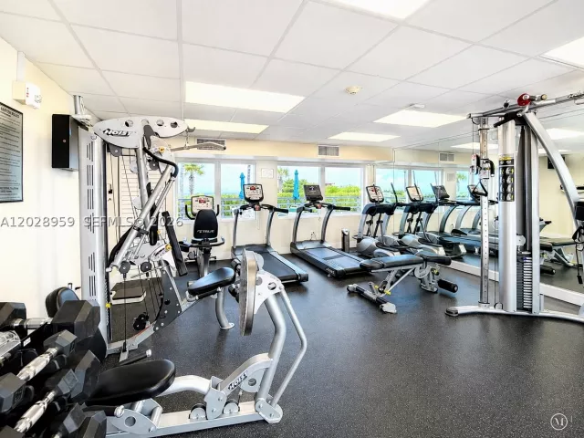 2-bedroom condo for rent in Miami Beach - 5005 Collins Ave 616 - MondialRealty