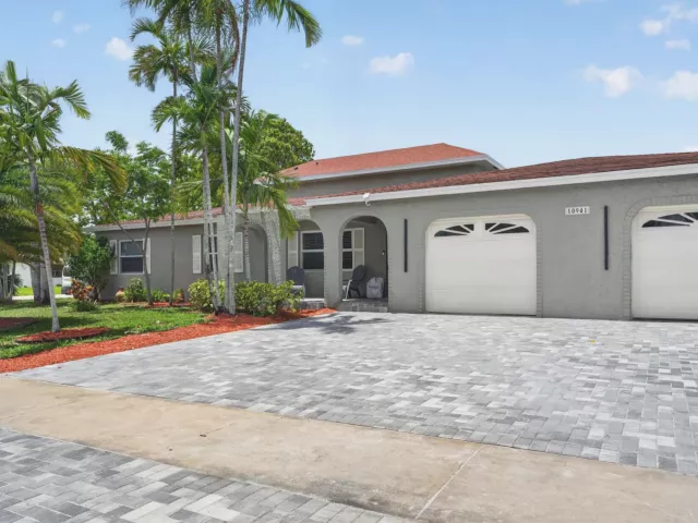 5-bedroom home for sale in Boca Raton - 10941 Granite Street - MondialRealty