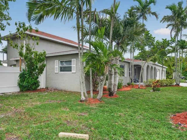 5-bedroom home for sale in Boca Raton - 10941 Granite Street - MondialRealty