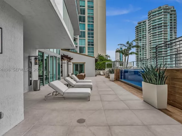6-bedroom condo for sale in Sunny Isles Beach - 300 Sunny Isles Blvd 4-502 - MondialRealty
