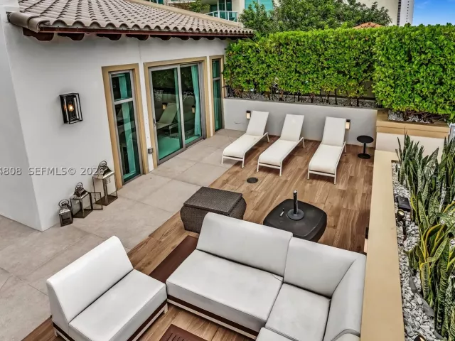 6-bedroom condo for sale in Sunny Isles Beach - 300 Sunny Isles Blvd 4-502 - MondialRealty