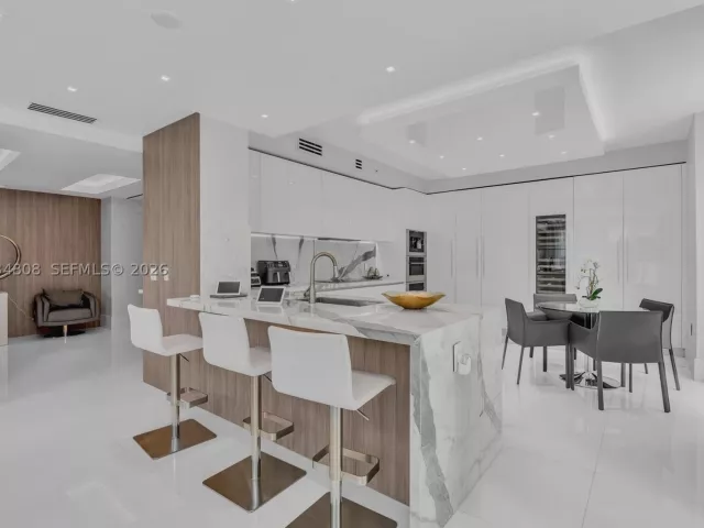 6-bedroom condo for sale in Sunny Isles Beach - 300 Sunny Isles Blvd 4-502 - MondialRealty