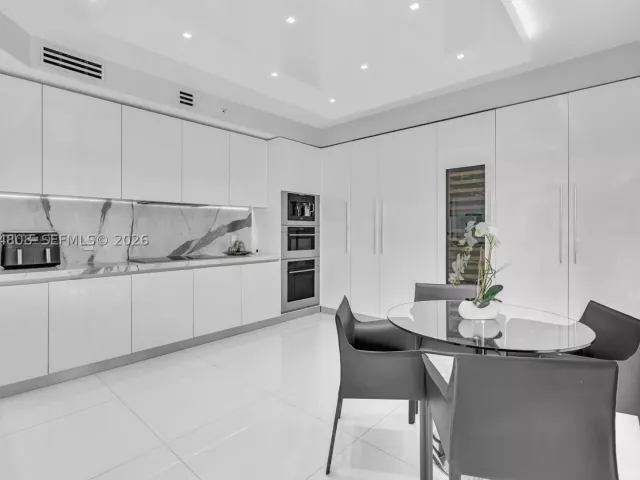 6-bedroom condo for sale in Sunny Isles Beach - 300 Sunny Isles Blvd 4-502 - MondialRealty