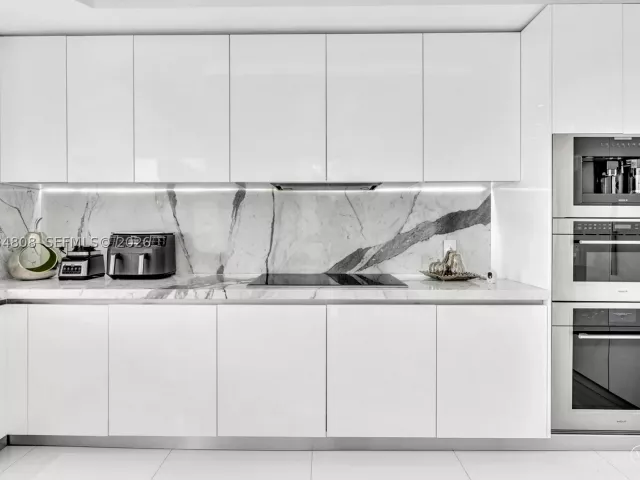 6-bedroom condo for sale in Sunny Isles Beach - 300 Sunny Isles Blvd 4-502 - MondialRealty
