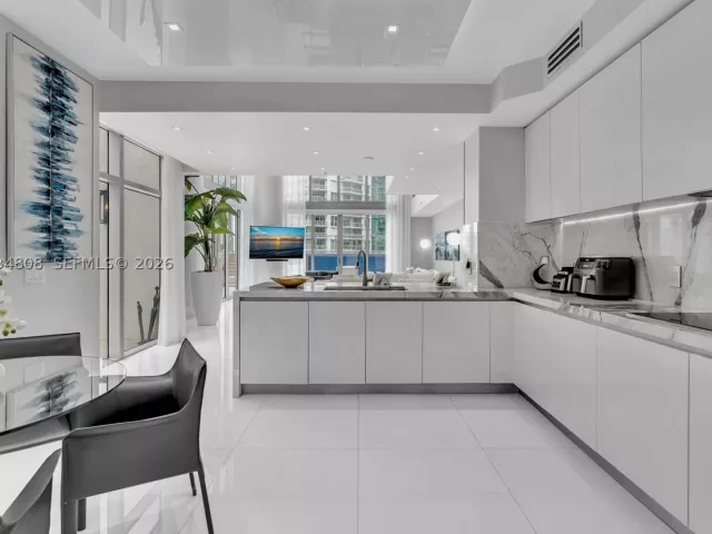 6-bedroom condo for sale in Sunny Isles Beach - 300 Sunny Isles Blvd 4-502 - MondialRealty