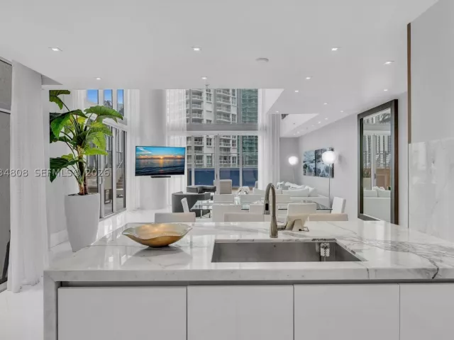 6-bedroom condo for sale in Sunny Isles Beach - 300 Sunny Isles Blvd 4-502 - MondialRealty