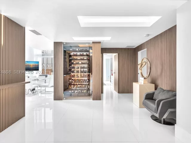 6-bedroom condo for sale in Sunny Isles Beach - 300 Sunny Isles Blvd 4-502 - MondialRealty