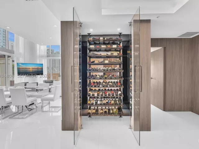 6-bedroom condo for sale in Sunny Isles Beach - 300 Sunny Isles Blvd 4-502 - MondialRealty