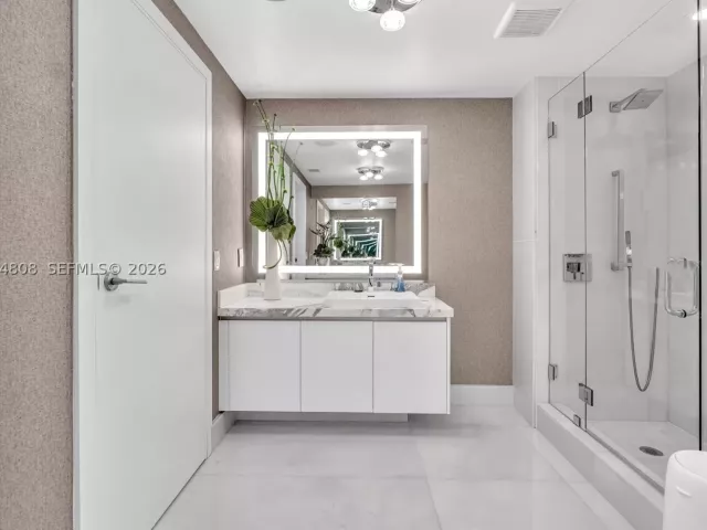 6-bedroom condo for sale in Sunny Isles Beach - 300 Sunny Isles Blvd 4-502 - MondialRealty