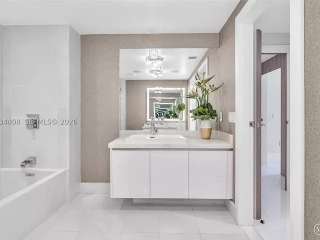 6-bedroom condo for sale in Sunny Isles Beach - 300 Sunny Isles Blvd 4-502 - MondialRealty