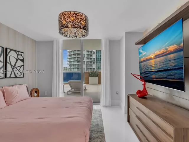 6-bedroom condo for sale in Sunny Isles Beach - 300 Sunny Isles Blvd 4-502 - MondialRealty