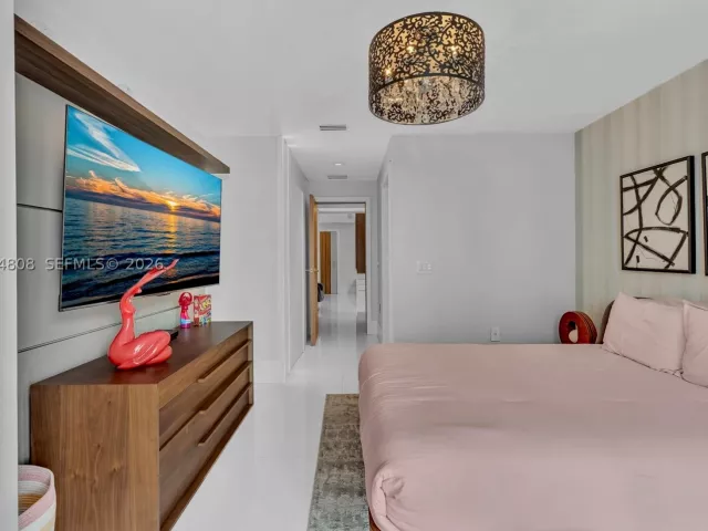 6-bedroom condo for sale in Sunny Isles Beach - 300 Sunny Isles Blvd 4-502 - MondialRealty