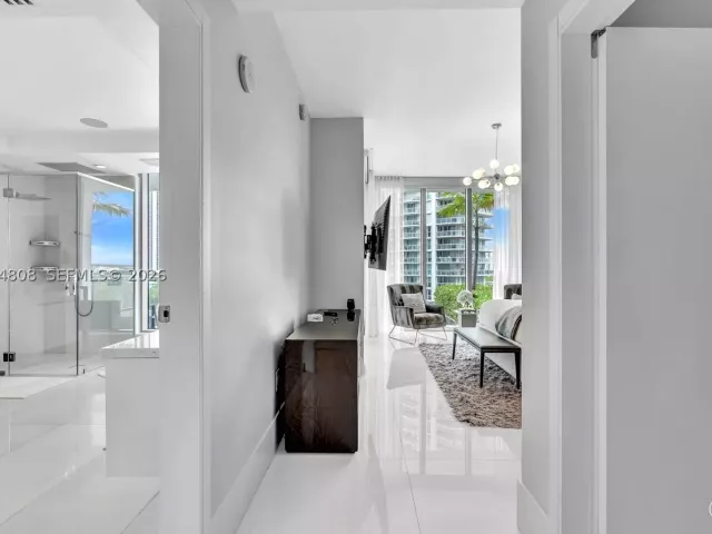 6-bedroom condo for sale in Sunny Isles Beach - 300 Sunny Isles Blvd 4-502 - MondialRealty