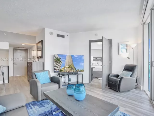 2-bedroom condo for rent in Miami - 1750 N Bayshore Dr 3802 - MondialRealty