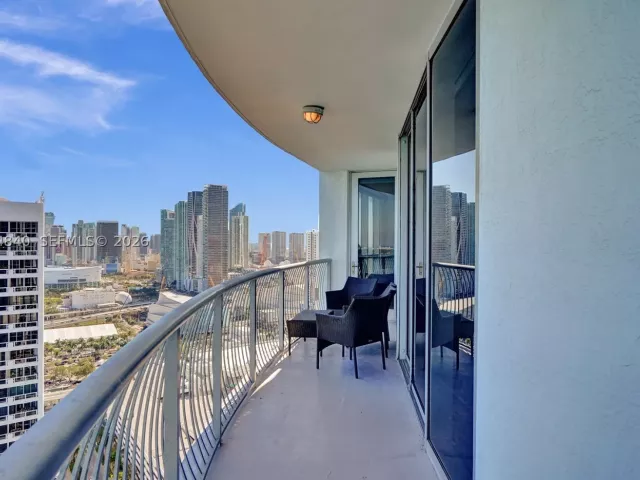 2-bedroom condo for rent in Miami - 1750 N Bayshore Dr 3802 - MondialRealty