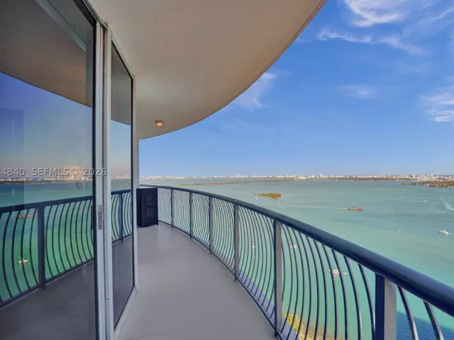 2-bedroom condo for rent in Miami - 1750 N Bayshore Dr 3802 - MondialRealty