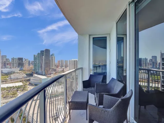 2-bedroom condo for rent in Miami - 1750 N Bayshore Dr 3802 - MondialRealty