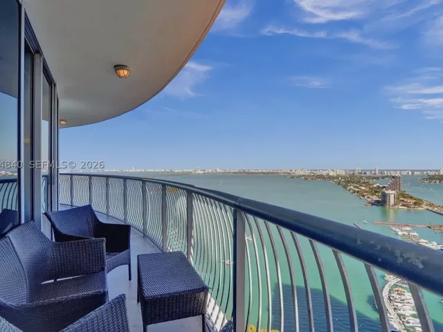 2-bedroom condo for rent in Miami - 1750 N Bayshore Dr 3802 - MondialRealty