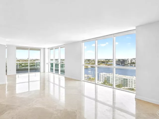 2-bedroom condo for sale in Fort Lauderdale - 101 S Fort Lauderdale Beach Boulevard 1706 - MondialRealty