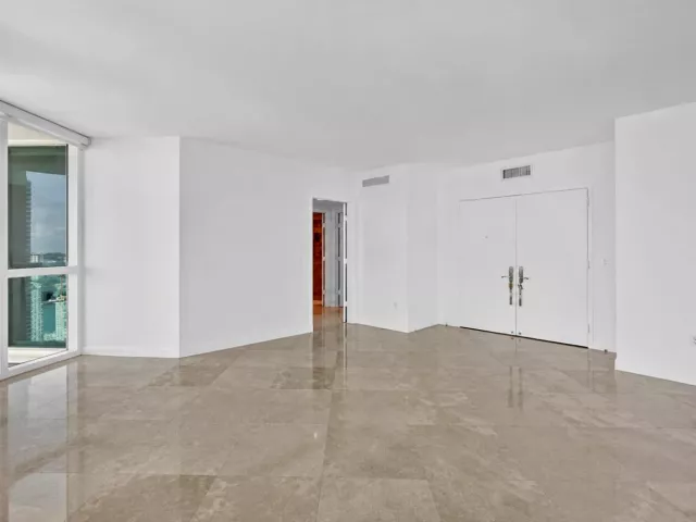 2-bedroom condo for sale in Fort Lauderdale - 101 S Fort Lauderdale Beach Boulevard 1706 - MondialRealty