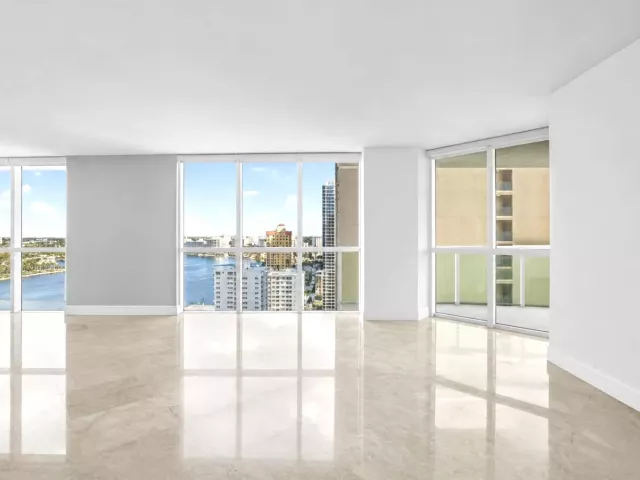 2-bedroom condo for sale in Fort Lauderdale - 101 S Fort Lauderdale Beach Boulevard 1706 - MondialRealty