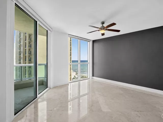 2-bedroom condo for sale in Fort Lauderdale - 101 S Fort Lauderdale Beach Boulevard 1706 - MondialRealty