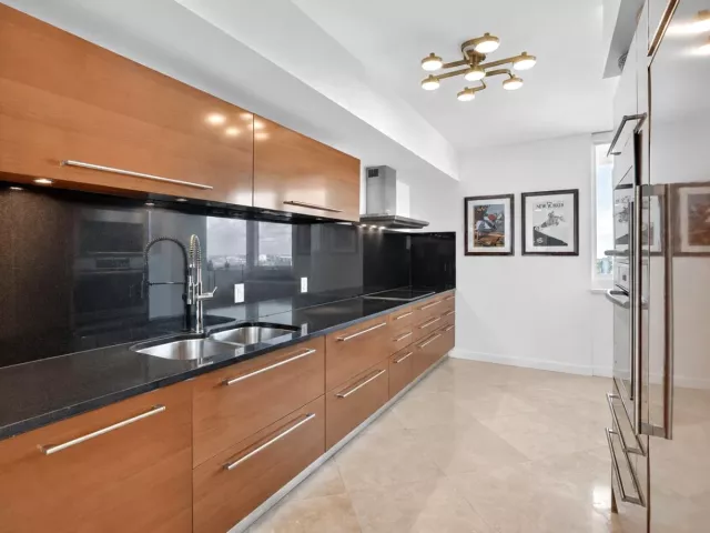 2-bedroom condo for sale in Fort Lauderdale - 101 S Fort Lauderdale Beach Boulevard 1706 - MondialRealty