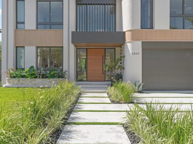 5-bedroom home for sale in Miami - 5854 SW 30th St - MondialRealty