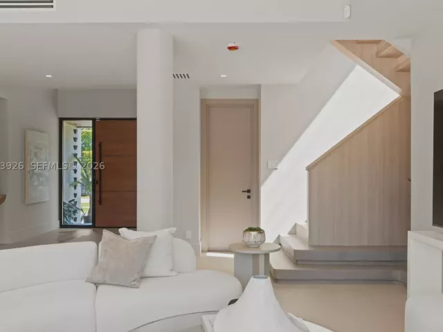 5-bedroom home for sale in Miami - 5854 SW 30th St - MondialRealty