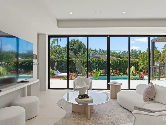 5-bedroom home for sale in Miami - 5854 SW 30th St - MondialRealty