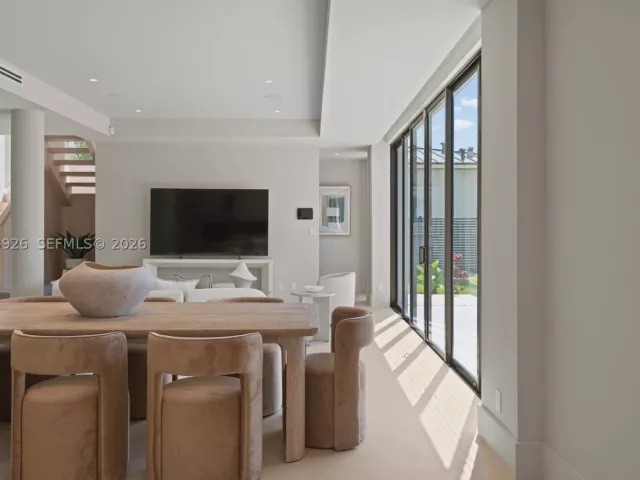 5-bedroom home for sale in Miami - 5854 SW 30th St - MondialRealty