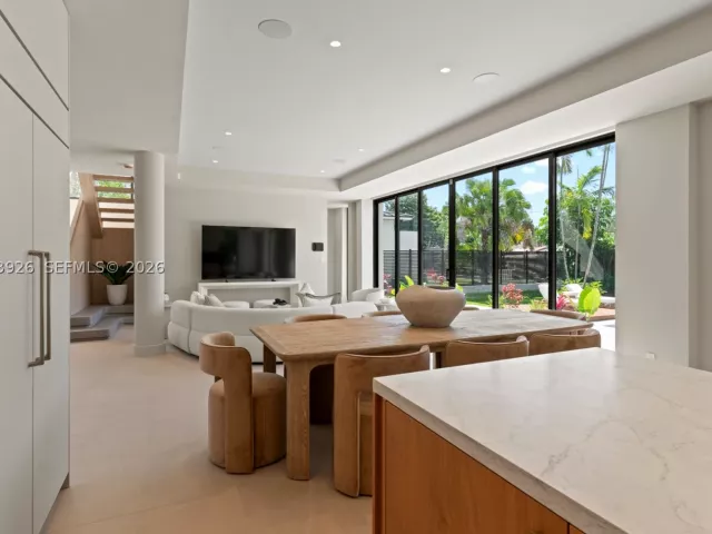 5-bedroom home for sale in Miami - 5854 SW 30th St - MondialRealty
