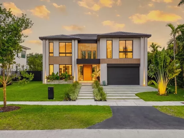 5-bedroom home for sale in Miami - 5854 SW 30th St - MondialRealty