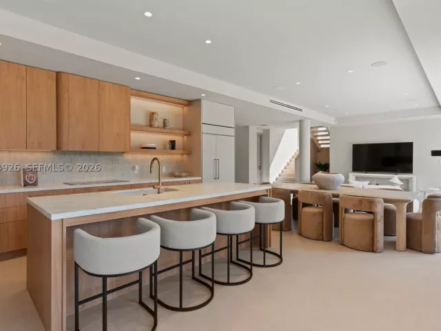 5-bedroom home for sale in Miami - 5854 SW 30th St - MondialRealty