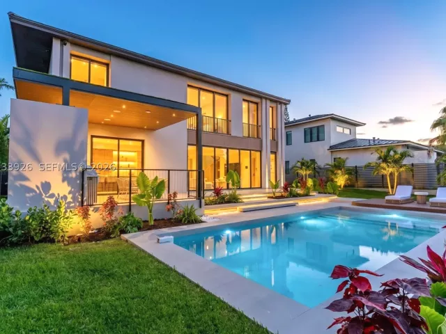 5-bedroom home for sale in Miami - 5854 SW 30th St - MondialRealty
