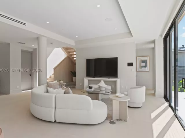 5-bedroom home for sale in Miami - 5854 SW 30th St - MondialRealty