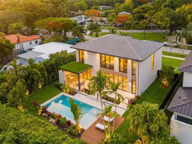 5-bedroom home for sale in Miami - 5854 SW 30th St - MondialRealty
