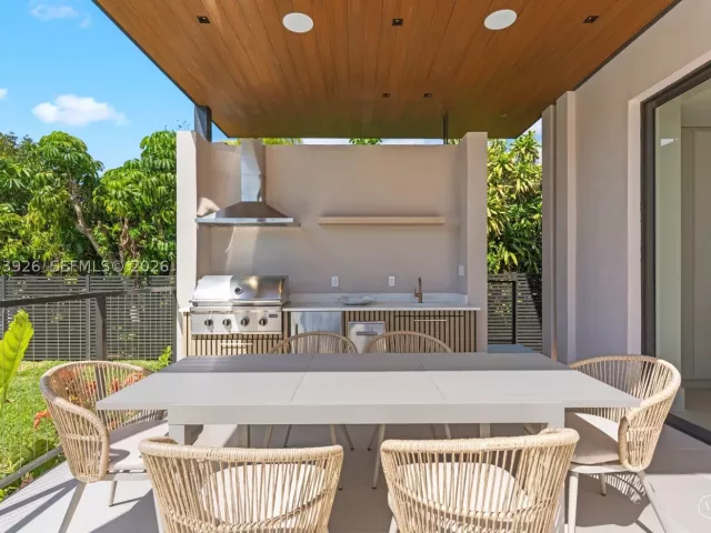 5-bedroom home for sale in Miami - 5854 SW 30th St - MondialRealty