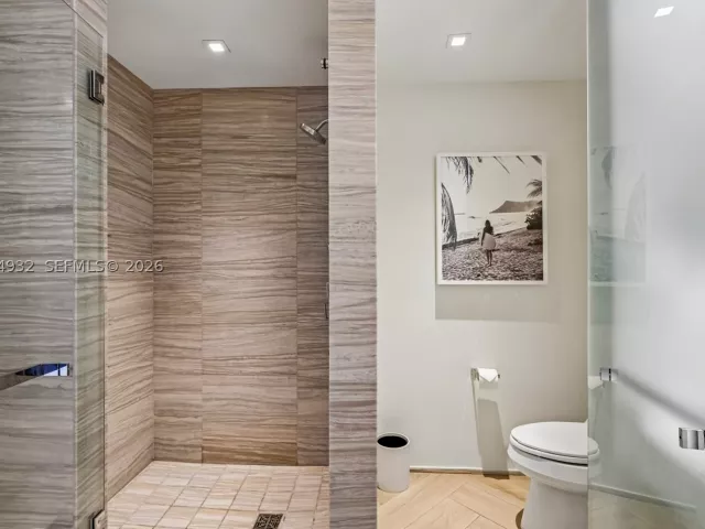 1-bedroom condo for sale in Miami Beach - 2201 Collins Ave 1019 - MondialRealty