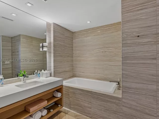 1-bedroom condo for sale in Miami Beach - 2201 Collins Ave 1019 - MondialRealty