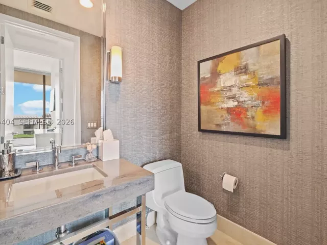 2-bedroom condo for rent in Bal Harbour - 9705 Collins Ave 605N - MondialRealty