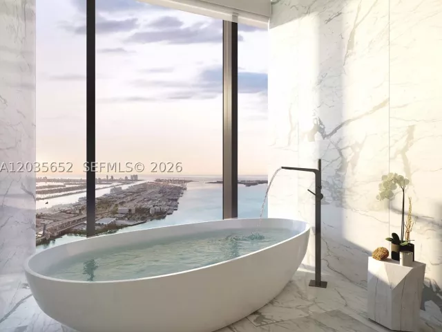 4-bedroom condo for sale in Miami - 300 N Biscayne Boulevard 8401 - MondialRealty